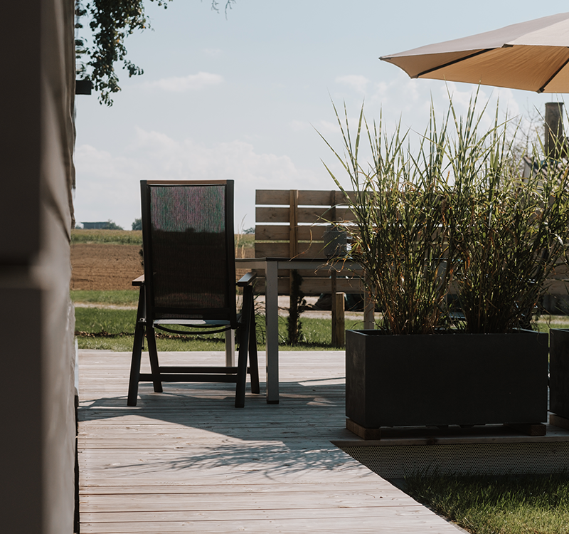 Tiny House Hilde Terrasse mit Ausblick in die Natur