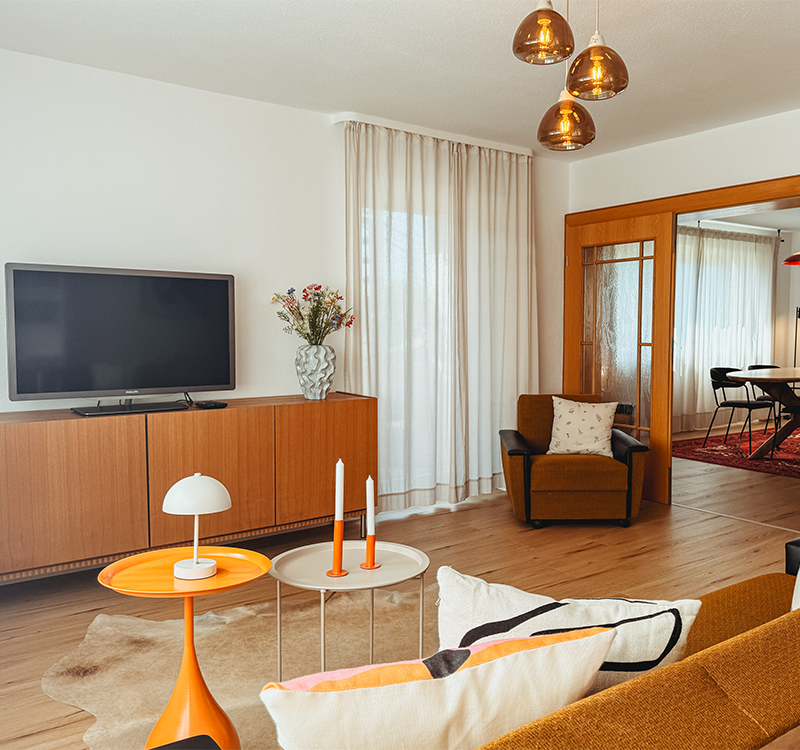 Dorfplatz Schaukel beim Sonnenuntergang