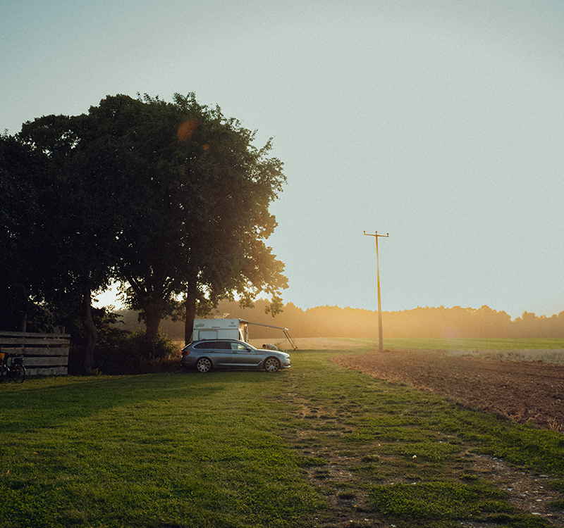 Sonnenuntergang in der Dorfplatz Panoramaschaukel