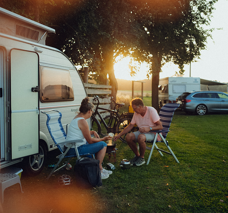 Dorfplatz Schaukel beim Sonnenuntergang