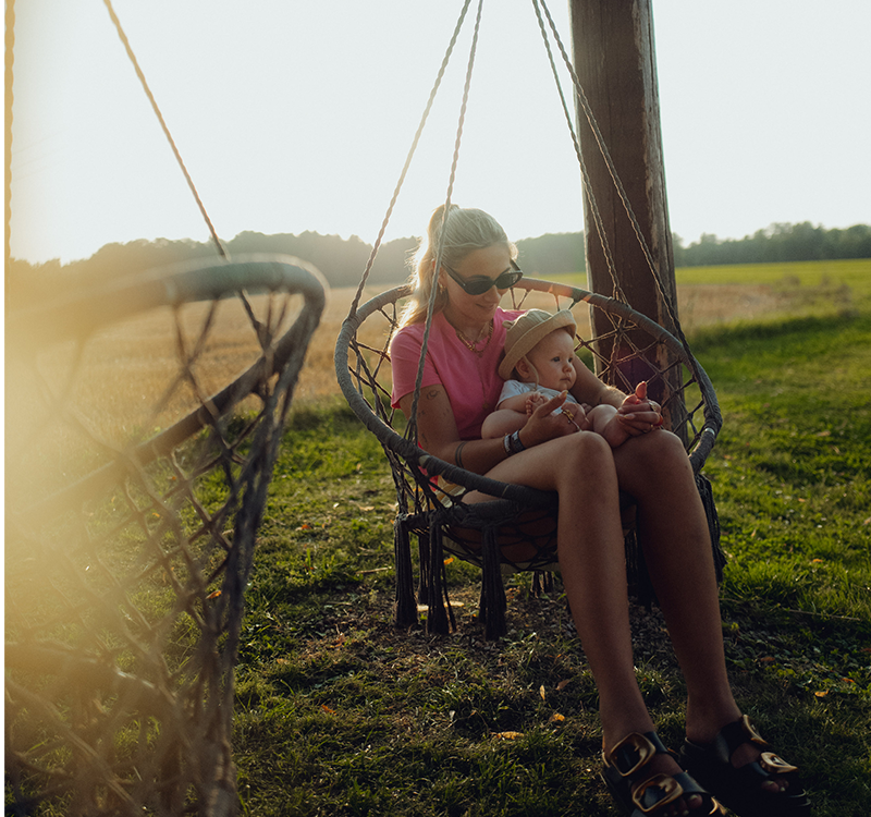 Dorfplatz Schaukel beim Sonnenuntergang